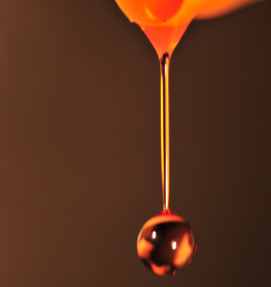 Gota de Aceite de Palma Crudo (AP) mostrando su color característico, rico en carotenos y vitamina E.