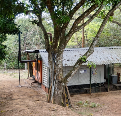 Estación de generación de energía, posiblemente para un campamento, una planta de procesamiento pequeña o un sistema de riego en una plantación agrícola.