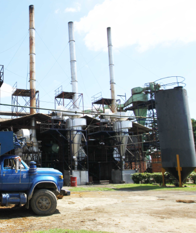 Planta de beneficio o extractora de aceite de palma, donde los racimos de frutos frescos son procesados para extraer aceite de palma crudo (AP) y aceite de palmiste (APL).