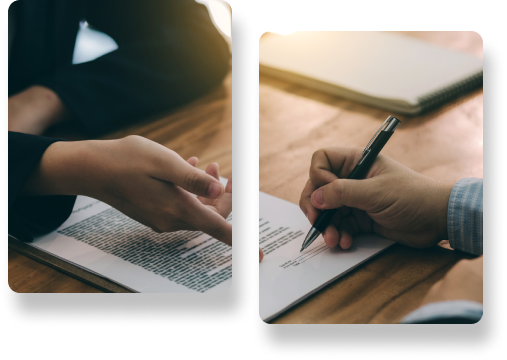 Manos de dos personas interactuando con documentos legales, que representan la negociación y la firma de un contrato o acuerdo