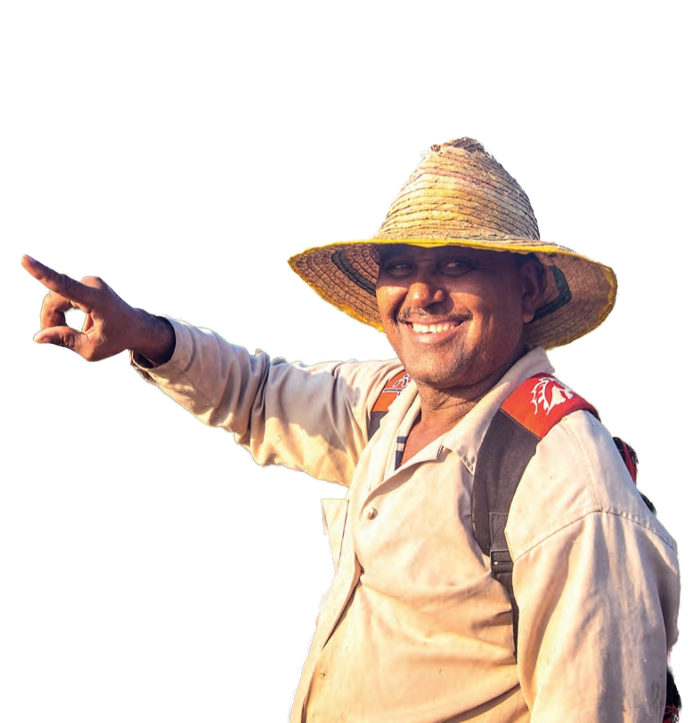 Retrato de un agricultor sonriente con sombrero de paja, señalando con el dedo índice.