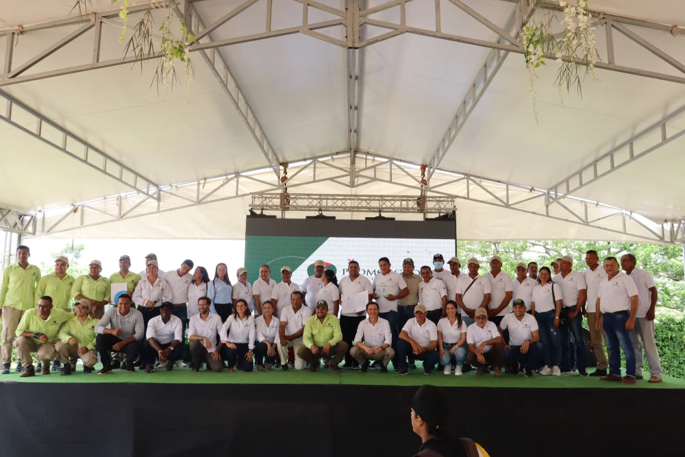 Entrega de certificados de ICONTEC a productores del Núcleo Loma Fresca y a su planta de beneficio
