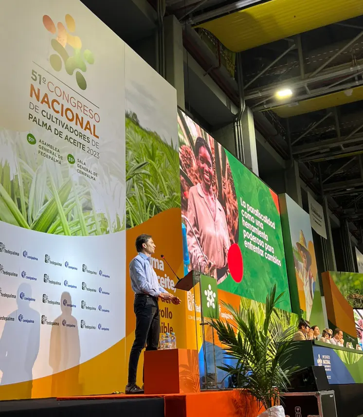 hombre de pie en el escenario del "51° Congreso Nacional de Cultivadores de Palma de Aceite 2023"