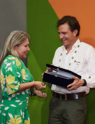 Mujer recibe premio a la mujer palmera 2023