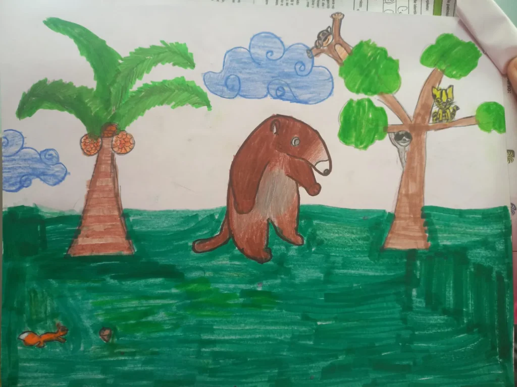 Dibujo infantil de una nutria o mamífero grande en un paisaje con palmeras, un árbol con un perezoso y un felino, y otros animales.