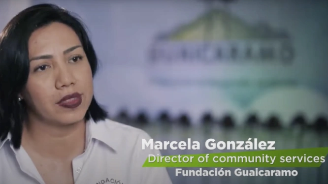 Marcela González, Directora de servicios comunitarios de la Fundación Guaicaramo, en un entorno interior con el logo de la fundación