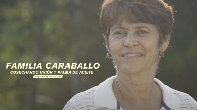 Retrato de primer plano de una mujer de mediana edad sonriendo al aire libre.