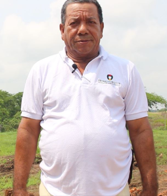 hombre de piel morena con una camisa polo blanca