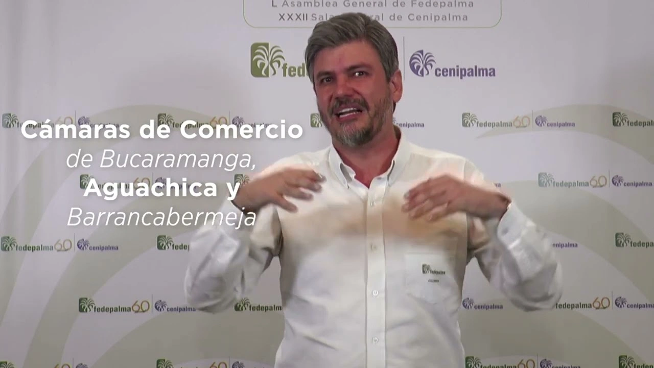 Hombre gesticulando con camisa blanca frente a un fondo de logos de Fedepalma y Cenipalma, con el texto "Cámaras de Comercio de Bucaramanga, Aguachica y Barrancabermeja"