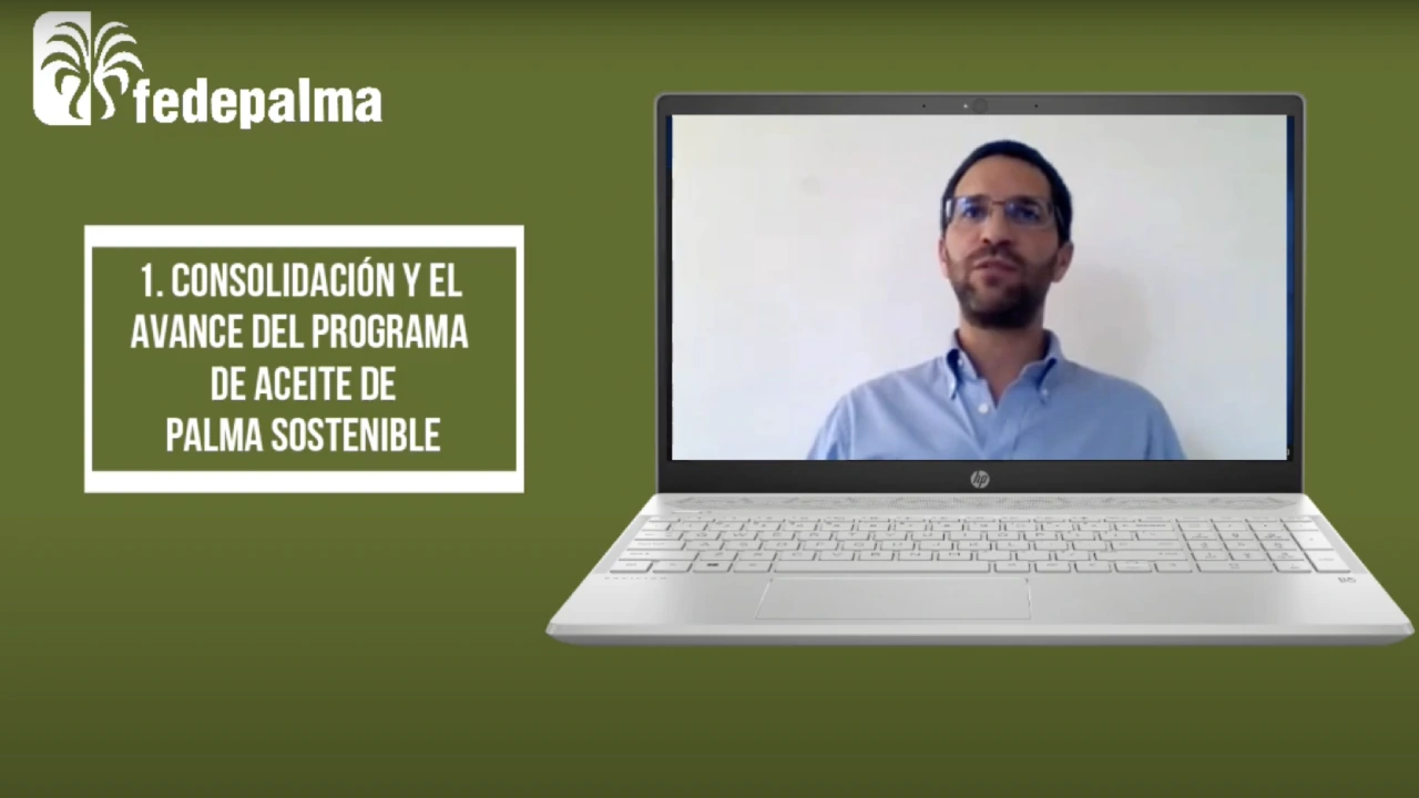 Hombre haciendo una videollamada con un texto de "Consolidación y el avance del programa de aceite de palma sostenible"