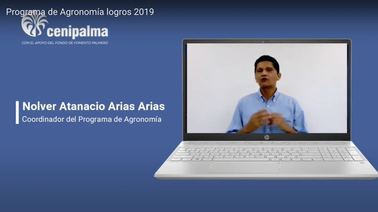 Nolber Atanacio Arias Arias, Coordinador del Programa de Agronomía, en una videollamada mostrada en una laptop con un fondo azul.