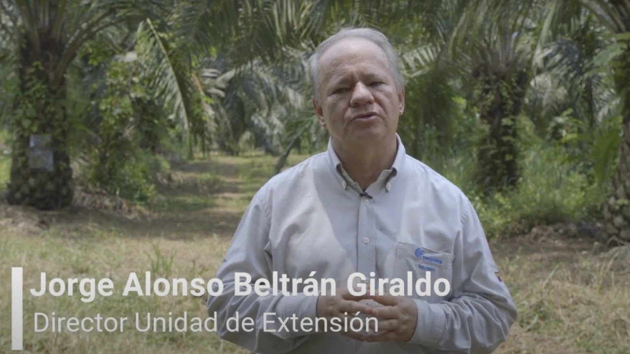 Jorge Alonso Beltrán Giraldo, Director de la Unidad de Extensión, de pie en un campo