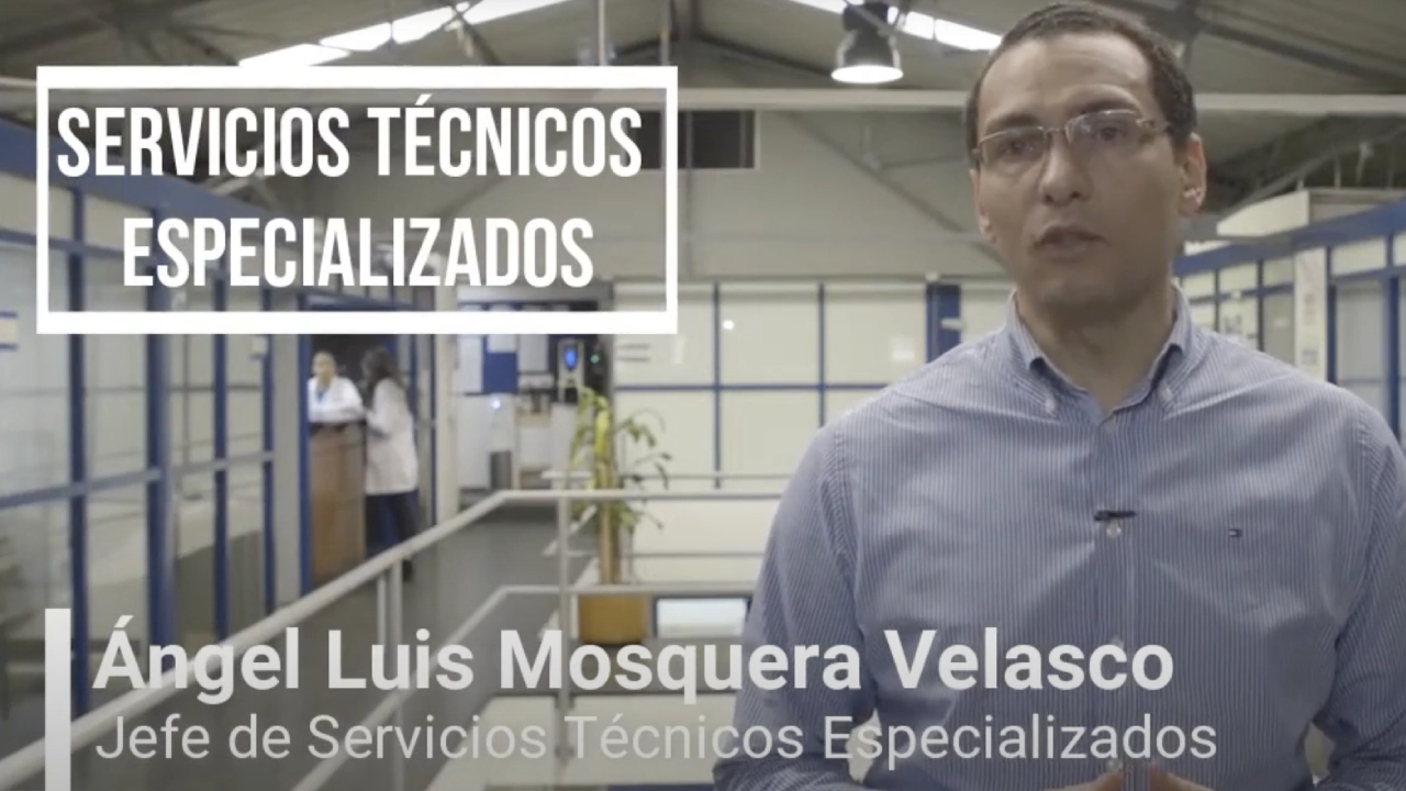 Ángel Luis Mosquera Velasco, Jefe de Servicios Técnicos Especializados, hablando dentro de un laboratorio u oficina industrial. El texto dice 'SERVICIOS TÉCNICOS ESPECIALIZADOS'