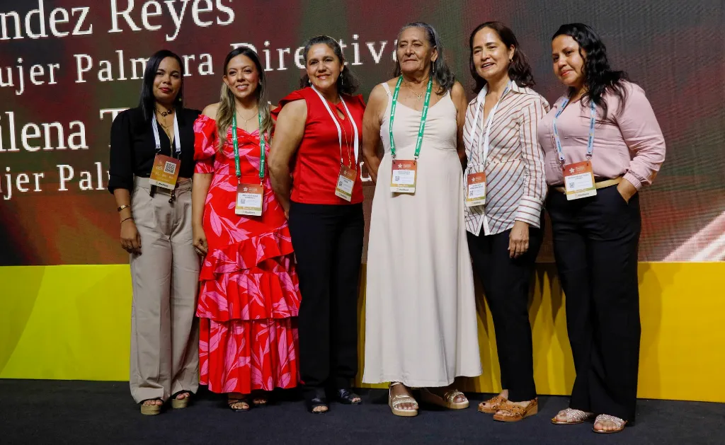 Seis mujeres posando en el evento "Premio a la Mujer Palmera"