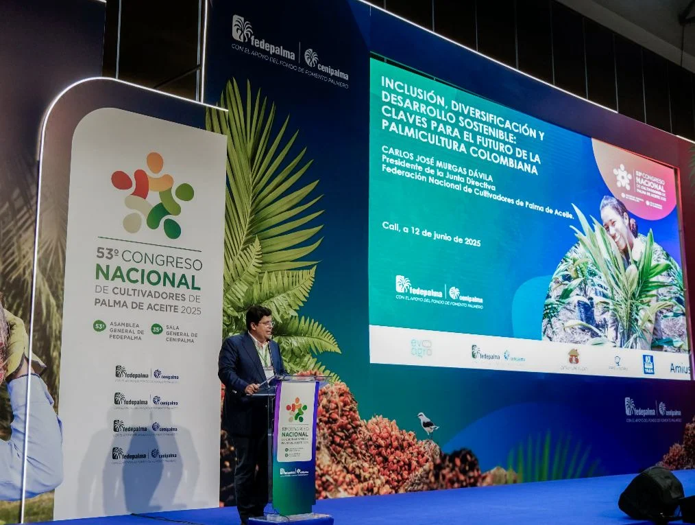 orador en un podio dando una presentación en el escenario del "53° Congreso Nacional de Cultivadores de Palma de Aceite 2025"