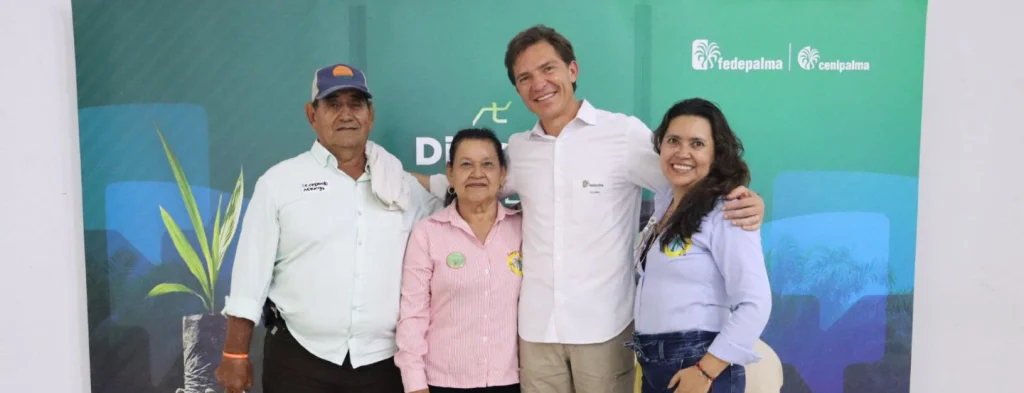 Presidente de Fedepalma (Nicolás Pérez Marulanda) posa sonriendo junto a una familia de cultivadores de palma