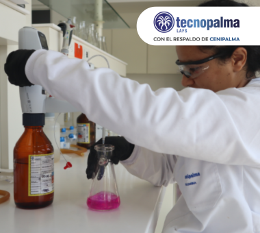 Control de calidad o investigación en el laboratorio de Tecpalma, realizando análisis de productos o insumos para la agroindustria de la palma de aceite
