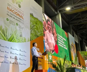 hombre de pie en el escenario del "51° Congreso Nacional de Cultivadores de Palma de Aceite 2023"