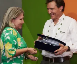 Mujer recibe premio a la mujer palmera 2023