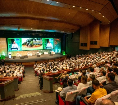 Vista panorámica de un gran auditorio