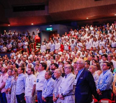 Multitud de asistentes en un auditorio durante conferencia