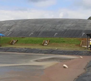 Vista panorámica de un sistema de tratamiento de aguas o laguna de oxidación