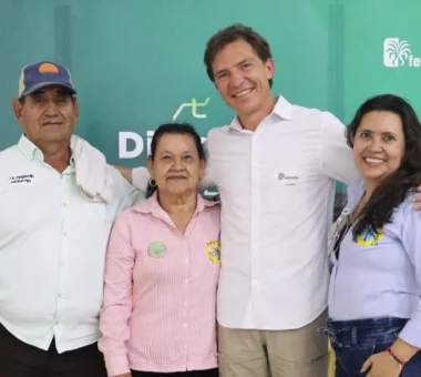 Presidente de Fedepalma (Nicolás Pérez Marulanda) posa sonriendo junto a una familia de cultivadores de palma